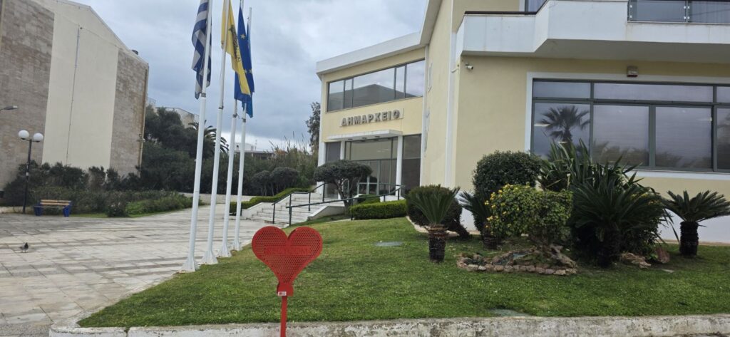 Δήμος Ραφήνας – Πικερμίου: Τοποθετήθηκαν συλλέκτες πλαστικών καπακιών σε σχήμα «καρδιάς»